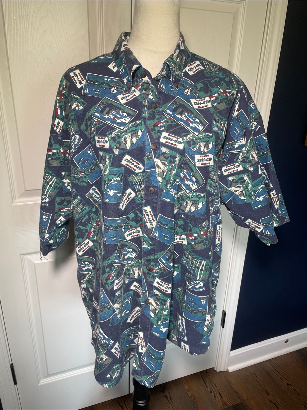 Vintage 90s American Eagle Outfitters 'Discover America'‎ Postcard Print Shirt